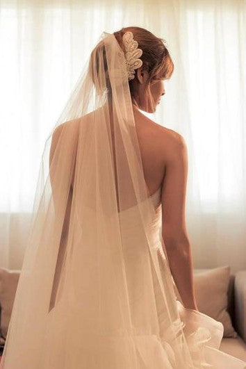 Robe de mariée sexy à volants et décolleté en cœur sans manches avec perles