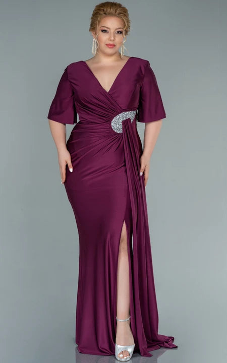 Okouzlující večerní šaty s výstřihem do V, polovičními rukávy, pouzdrovým střihem, mořskou pannou, nařaseným předním dílem a rozparkem, ve větších velikostech