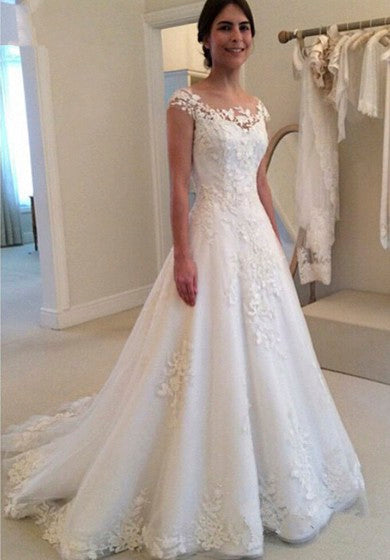 Pizzo adorabile abito da sposa bateau con bottone illusione e maniche del cappuccio