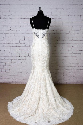 Abito da scollo a V in pizzo a sirena con spalline di spaghetti