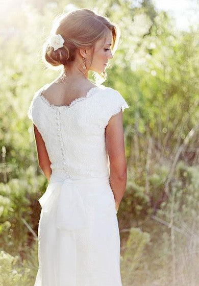 Robe fourreau en mousseline de soie à manches courtes et col festonné avec ceinture