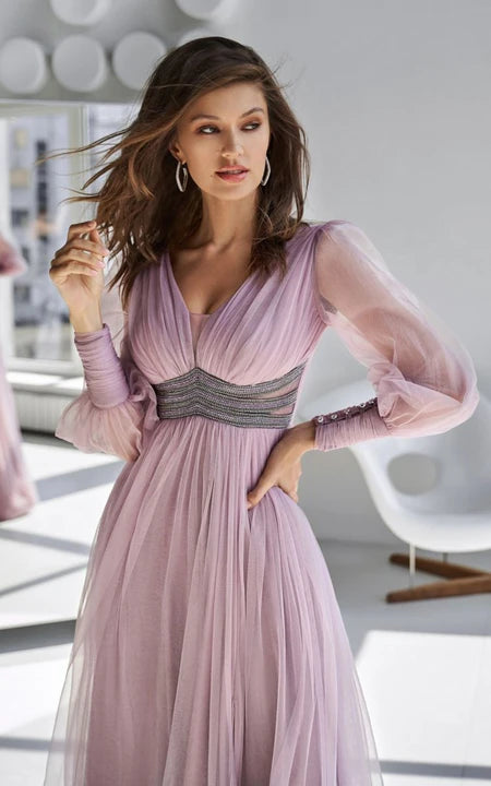 Illussion šaty s dlouhým rukávem, výstřihem do V, rozparkem vpředu, plisováním a korálkovým pasem