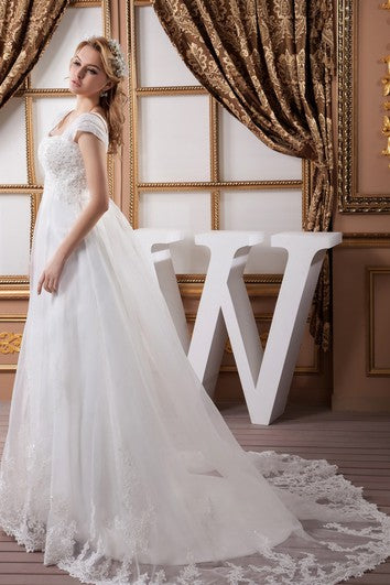 Beading y bata de imperio de la línea A de manga Caped