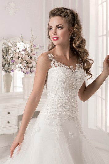 Un vestido de espalda sin mangas V de línea V