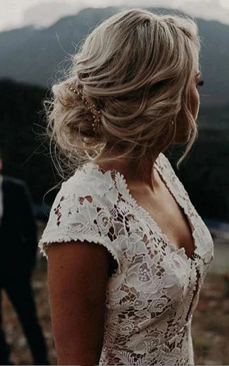 Robe de mariée décontractée à col en V et à traîne en dentelle