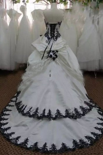 Robe de mariée en taffetas sans bretelles, sans manches, traîne courte, avec volants en cascade et volants perlés