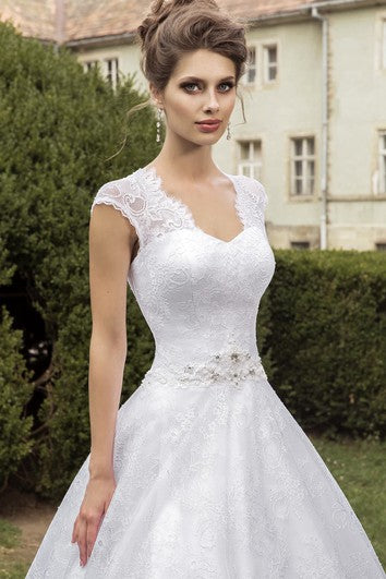 Robe trapèze en dentelle à col en V et dos troué avec détails en cristal