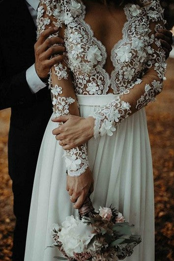 Svatební šaty Ethereal s áčkovou sukní z šifónu a hlubokým výstřihem s rozparkem vpředu