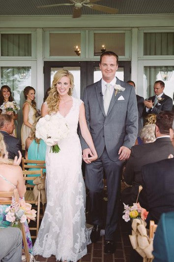 A-Linie, kurzes, rückenfreies Spitzenkleid mit V-Ausschnitt, Glockenkappe und Applikationen