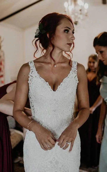 Robe de mariée décontractée à col en V et sans manches en dentelle style sirène avec dos en V bas