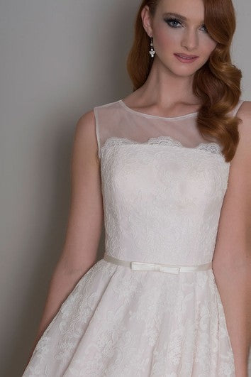 Robe de mariée trapèze en dentelle sans manches avec appliques et dos illusion