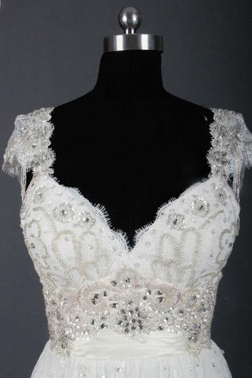 Šaty bez rukávů s kapkovým střihem a korálkováním