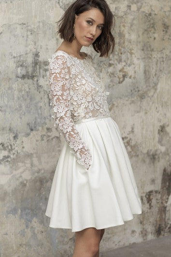 Robe de mariée moderne à manches longues et col bateau, coupe courte/mini, longueur genou, avec appliques