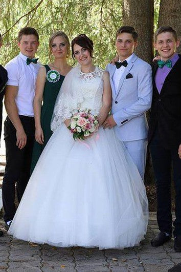 Ethereal Lace and Tulle Jewel-neck Sleeveless Bridal Gown