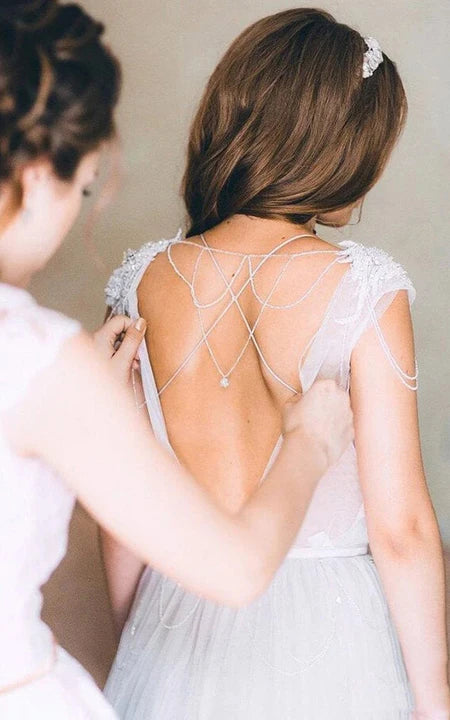 Sommerliches Country-Brautkleid aus plissiertem Tüll mit Rundhalsausschnitt und Perlenverzierung