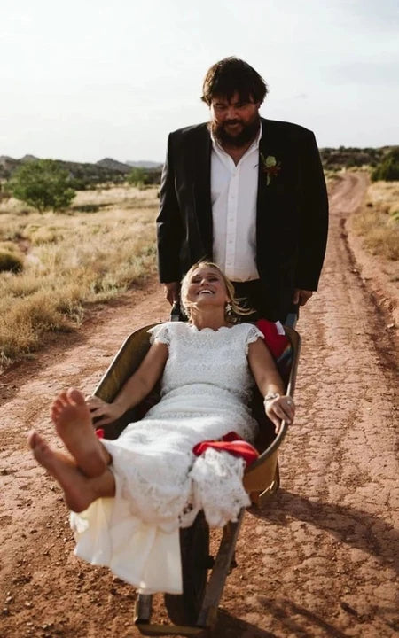 Robe de mariée fourreau simple à manches courtes en dentelle style hippie avec dos en V profond