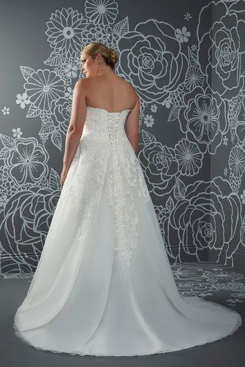 Robe trapèze en satin à traîne courte et sans manches avec décolleté en cœur et lacets dans le dos