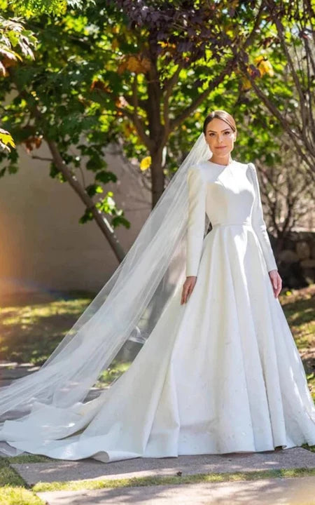 Elegantní saténové svatební šaty s výstřihem do šperku, áčkovým střihem a nízkým výstřihem na zádech s výšivkou