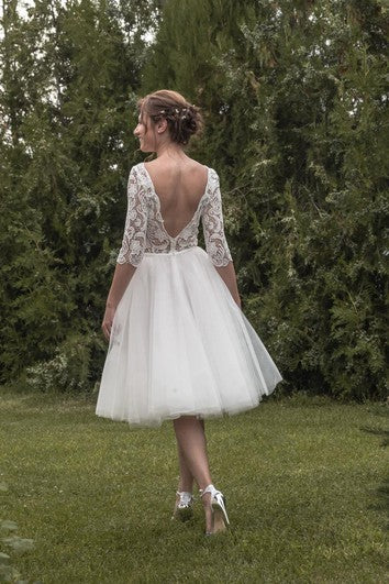 Wadenlanges Kleid aus Tüll mit Spitzenmieder und Spitzentasche