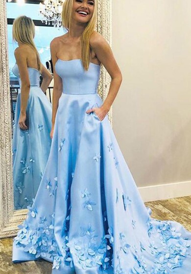 Saténové večerní šaty s vlečkou, áčkovým střihem, bez rukávů a jednoduchým designem s okvětními lístky