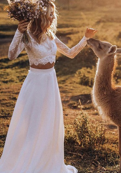 Robe de mariée bohème en mousseline de soie et dentelle à deux pièces style country/western avec col bateau et manches longues