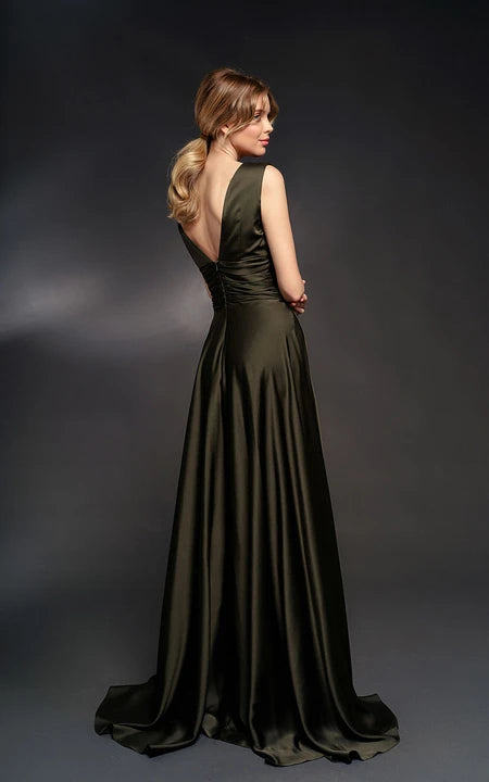 Šaty bez rukávů s výstřihem do V, s řaseným pasem a hlubokým výstřihem na zádech