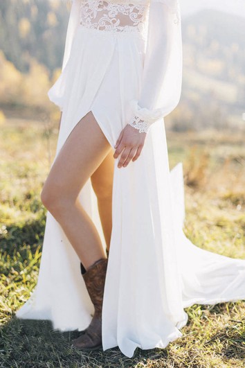Šifonové svatební šaty s hlubokým výstřihem, dlouhým rukávem a krajkovými detaily, bohémský styl s rozparkem vpředu