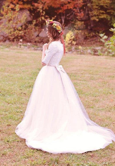 Schlichtes, schlichtes Brautkleid aus Spitzentüll mit U-Ausschnitt und Ellbogenärmeln