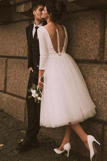 Robe de mariée en satin et tulle à décolleté plongeant et coupe trapèze