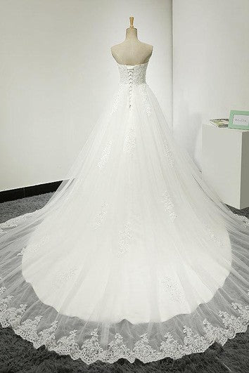 Vestido de encaje y tul sin tirantes con cordones