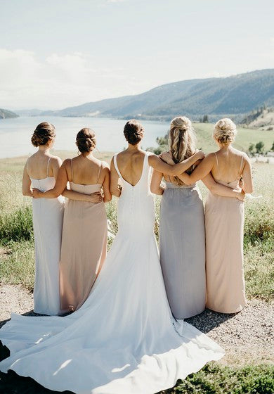 Mořská panna šaty bez rukávů s výstřihem do V, knoflíky a odhaleným zády