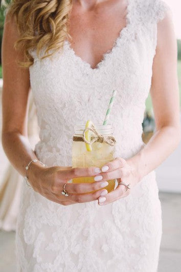 A-Linie, kurzes, rückenfreies Spitzenkleid mit V-Ausschnitt, Glockenkappe und Applikationen