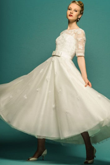 A-Line Tea-Length Scoop Neck Half Sleeve Appliqued Tulle Wedding Dress