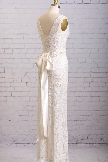 Pouzdrové šaty bez rukávů s výstřihem do V, mašlí a korálkovým páskem