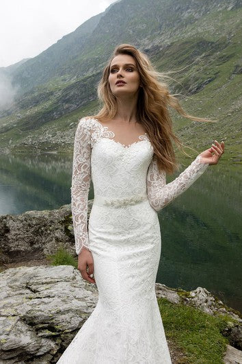 Vestido de vaina de encaje en V de manga larga hasta el piso hasta el piso con detalles de cristal