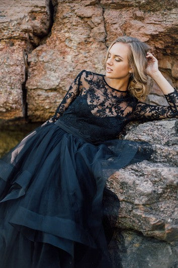 Robe de mariée noire trapèze à manches longues et décolleté plongeant avec boutons et dos illusion et appliqués en dentelle plissée, ceinture/ruban