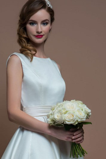 Robe de mariée trapèze en satin sans manches à col bijou et longueur thé avec dos en V