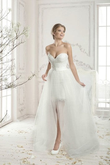 Robe fourreau mini en dentelle sans bretelles avec décolleté en cœur