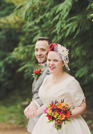 خمر الخمسينيات من القرن الماضي ، طول الشاي/الركبة بأكمام قصيرة من الساتان/الدانتيل بالإضافة إلى فساتين الزفاف الحجم