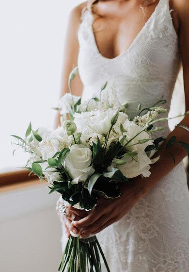 Krajková svatební šaty bez rukávů s V-výstřihem, pouzdrové, podlahové délky, s vlečkou a rozparkem vpředu