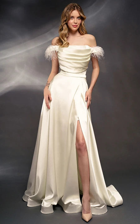 Saténové šaty s odhalenými rameny, nařaseným předním dílem, rozparkem a vlečkou