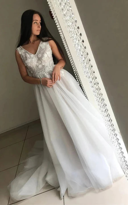 Svatební šaty s výstřihem do V, bez rukávů, áčkového střihu, s vlečkou a aplikovaným topem