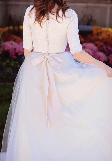 Schlichtes, schlichtes Brautkleid aus Spitzentüll mit U-Ausschnitt und Ellbogenärmeln