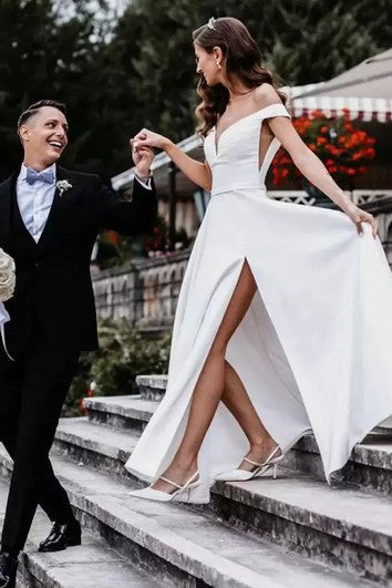 Moderno abito da sposa a pavimento in raso a spalla con frontale divisa
