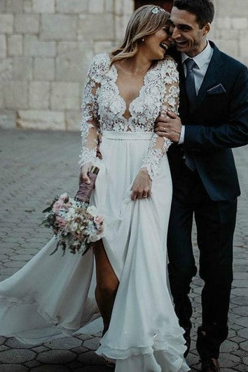 Svatební šaty Ethereal s áčkovou sukní z šifónu a hlubokým výstřihem s rozparkem vpředu