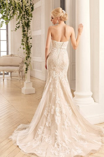 Robe longue sirène en tulle et dentelle sans manches avec décolleté en cœur et dos nu, avec appliques et broche