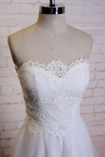 Šaty Sweetheart bez rukávů ve tvaru A z tylu s krajkovým lemováním