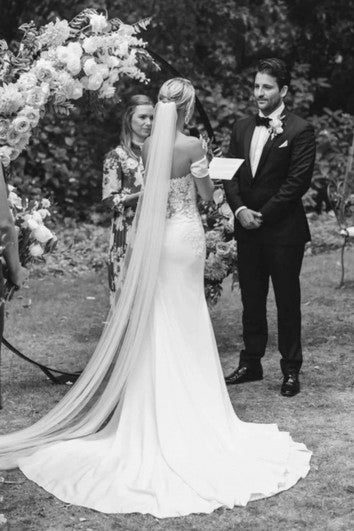 Vestido de boda de satén de Novia Splite Frente Spliter Spliter con encaje y botones Detalles