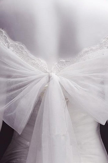 Abito di tulle da sirena fuori dalla spalla