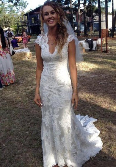 Robe trapèze empire courte à col en V avec bonnet cloche et traîne tombante en dentelle boutonnée